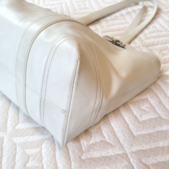 Coach zip top handbag with diaper pad in white leather - Picture 12 of 16